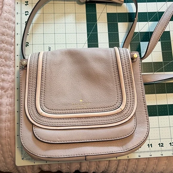 ⭐️ LOW START ⭐️ Kate Spade Gray Crossbody Bag with Flap Closure - Picture 10 of 15